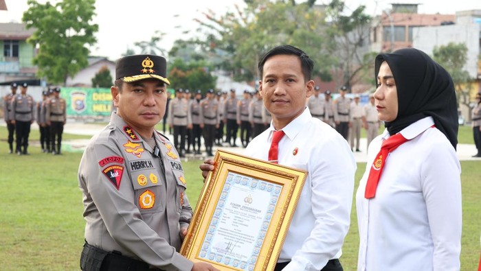 Kapolda Riau Irjen Herry Heryawan memberikan penghargaan kepada Tim Raga pengungkap kasus perusakan hutan hingga narkoba.