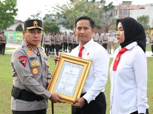 Kapolda Riau Beri Penghargaan Tim Raga Ungkap Kasus Perusakan Hutan-Narkoba