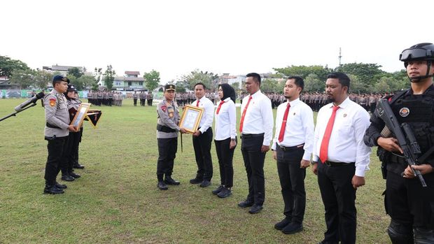 Kapolda Riau Irjen Herry Heryawan memberikan penghargaan kepada Tim Raga pengungkap kasus perusakan hutan hingga narkoba.