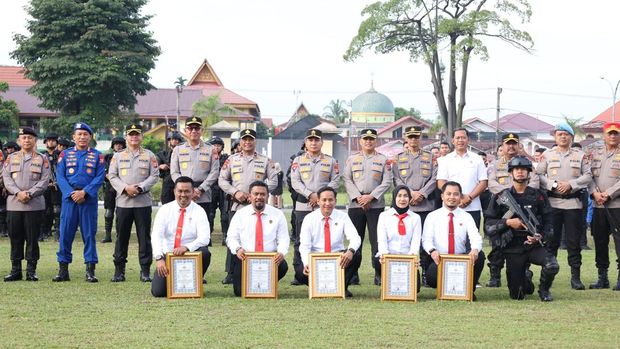 Kapolda Riau Irjen Herry Heryawan memberikan penghargaan kepada Tim Raga pengungkap kasus perusakan hutan hingga narkoba.
