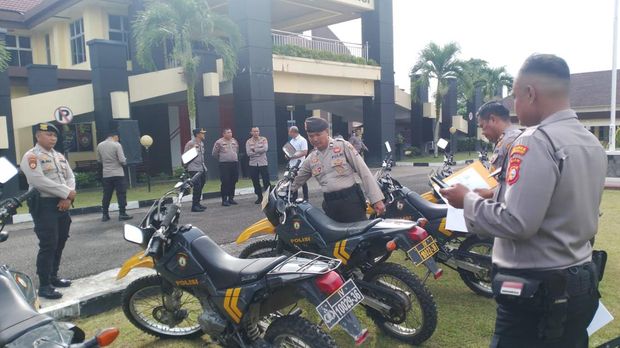 Kapolres Kuansing AKBP Angga F Herlambang mengecek kesiapan ranmor Tim Raga.