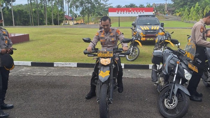 Kapolres Kuansing AKBP Angga F Herlambang mengecek kesiapan ranmor Tim Raga.