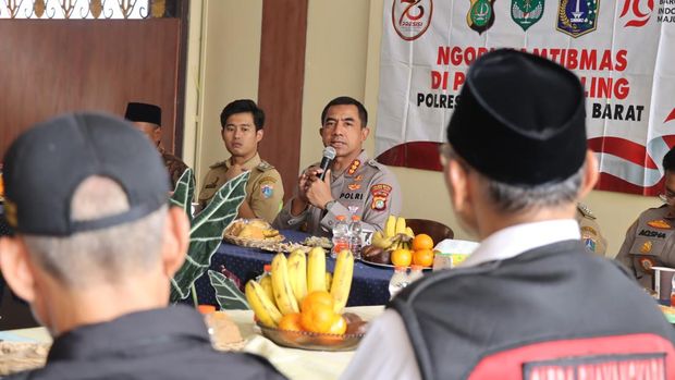 Kapolres Metro Jakbar Kombes Twedi Aditya Bennyahdi bertemu warga Kebon Jeruk.