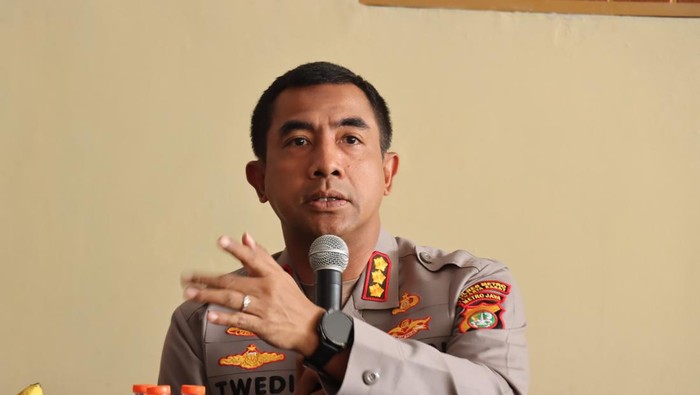 Kapolres Metro Jakbar Kombes Twedi Aditya Bennyahdi bertemu warga Kebon Jeruk.