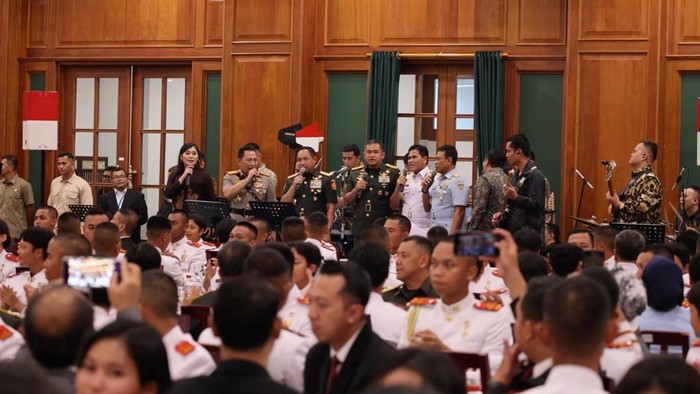 Kapolri Jenderal Listyo Sigit Prabowo dan Panglima TNI Jenderal Agus Subiyanto berduet menyanyikan lagu 