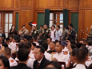 Kapolri-Panglima TNI Duet Nyanyi Rumah Kita saat Gala Dinner Bareng Prabowo