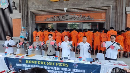 Kapolda Bali Irjen Daniel Adytajaya bersama jajaran saat mengungkap kasus love scam, Rabu (11/6/2025).