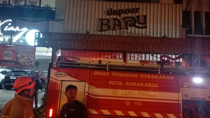 Situasi proses pemadaman kebakaran yang melanda toko roti Dapoer Baru di Jalan Gatot Subroto, Serengan, Solo, Rabu (11/6/2025) malam.