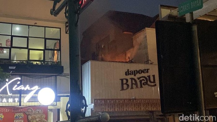 Kebakaran toko roti di Jalan Gatot Subroto Solo, Rabu (11/6/2025).