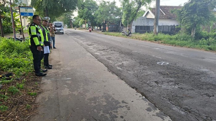 Lokasi kecelakaan yang menewaskan dua pemotor di jalan raya Desa Simbatan, Kecamatan Nguntoronadi, Magetan