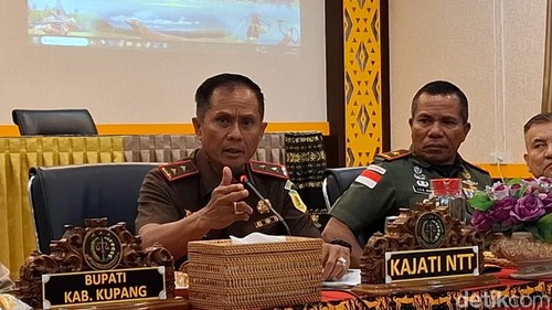 Kejati NTT bersama Forum Komunikasi Pejuang Timor Timur (FKPTT) saat menyampaikan keterangan pers di Kejati NTT, Rabu (11/6/2025). (Yufengki Bria/detikBali).