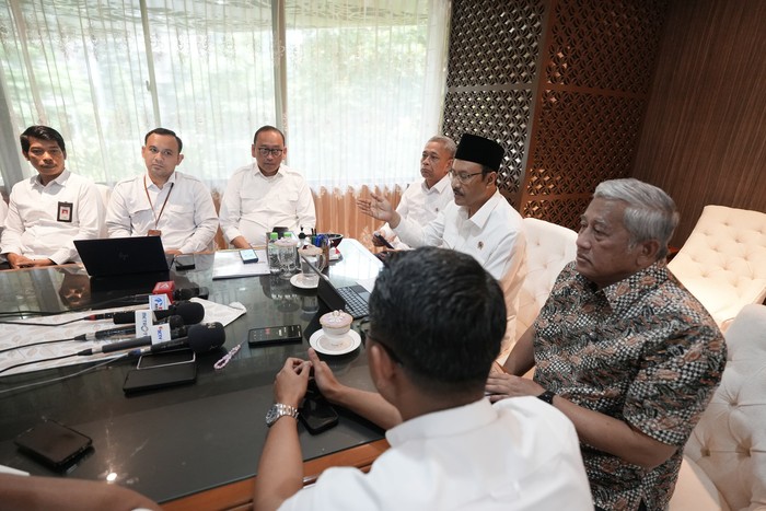 Penebalan Bantuan Sosial (Bansos) Sembako sebagai bagian dari paket stimulus yang dicanangkan Presiden RI Prabowo Subianto untuk menjaga daya beli masyarakat