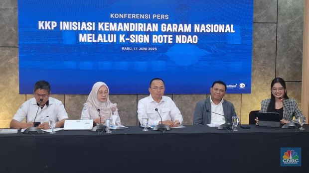 Kementerian Kelautan dan Perikanan (KKP) buka-bukaan soal alasan Pulau Rote Ndao di Nusa Tenggara Timur (NTT) dipilih menjadi sentra garam nasional dalam acara KKP Inisiasi Kemandirian Garam Nasional Melalui K-Sign Rote Ndao di Gedung KKP, Rabu (11/6/2025). (CNBC Indonesia/Chandra Dwi)
