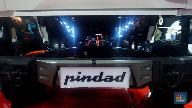Kendaraan lapis baja listrik Pandu Maung MV3 buatan Pindad saat pameran Indo Defence 2024 Expo and Forum di JIExpo Kemayoran, Jakarta, Rabu (11/6/2025). (CNBC Indonesia/Muhammad Sabki)