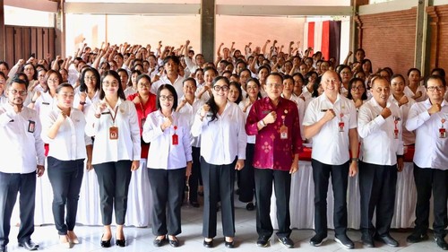 Ketua Tim Penggerak PKK Kabupaten Tabanan, Rai Wahyuni Sanjaya, menghadiri kegiatan sosialisasi 6 Standar Pelayanan Minimal (SPM) Posyandu 2025 di Tabanan. (Foto: Dok. Humas Pemkab Tabanan)