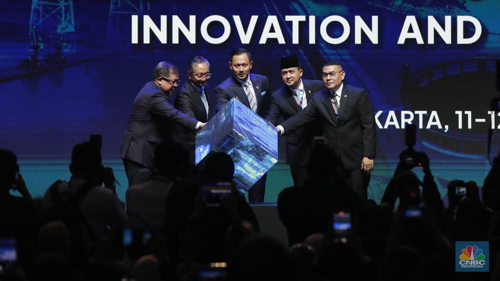 (kiri-kanan) Wakil Menteri Perumahan dan Kawasan Pemukiman (PKP) Fahri Hamzah, Menteri Pekerja Umum Dody Hanggodo, Menteri Koordinator Bidang Infrastruktur dan Pembangunan Kewilayahan (Menko IPK), Agus Harimurti Yudhoyono, Menteri Transmigrasi Muhammad Iftitah Sulaiman, dan Wakil Menteri Agraria dan Tata Ruang, Ossy Dermawan saat membuka seremonial International Conference on Infrastructure/ICI 2025, di JICC, Jakarta, Rabu (11/6/2025). (CNBC Indonesia/Muhammad Sabki)