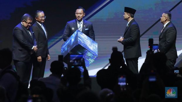 (kiri-kanan) Wakil Menteri Perumahan dan Kawasan Pemukiman (PKP) Fahri Hamzah, Menteri Pekerja Umum Dody Hanggodo, Menteri Koordinator Bidang Infrastruktur dan Pembangunan Kewilayahan (Menko IPK), Agus Harimurti Yudhoyono, Menteri Transmigrasi Muhammad Iftitah Sulaiman, dan Wakil Menteri Agraria dan Tata Ruang, Ossy Dermawan saat membuka seremonial International Conference on Infrastructure/ICI 2025, di JICC, Jakarta, Rabu (11/6/2025). (CNBC Indonesia/Muhammad Sabki)