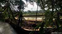 Karena hujan jarang turun, air kolam retensi tersebut mulai berkurang.