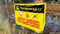 Warga tidak boleh beraktivitas di dalam kawasan kolam retensi, karena kedalaman kolam retensi ini mencapai 4 meter.