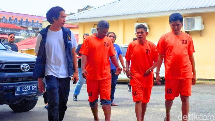 Dari Kanan ke Kiri MD (35), YS (28) dan AP (41), komplotan pembuat SIM palsu Tarakan saat digiring petugas.