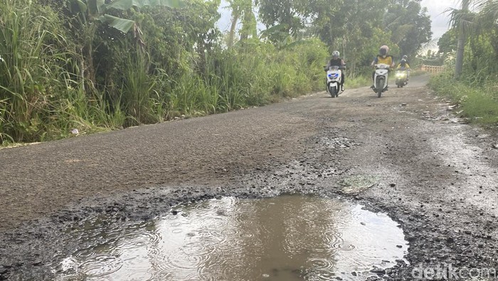 Kondisi Jalan Ambo Matti Parepare yang rusak parah.