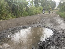 Warga Keluhkan Jalan Ambo Matti Parepare Rusak Penuh Lubang Picu Kecelakaan