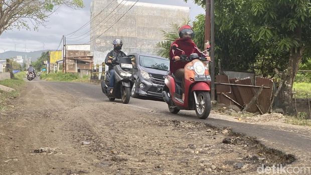 Kondisi Jalan Ambo Matti Parepare yang rusak parah.