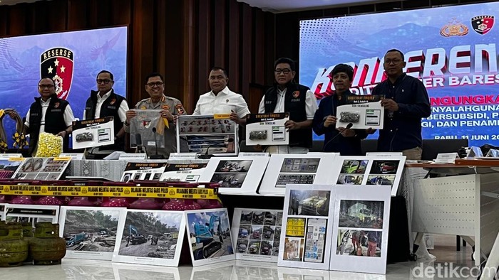 Konferensi pers kasus pengoplosan LPG (Rumondang Naibaho/detikcom)