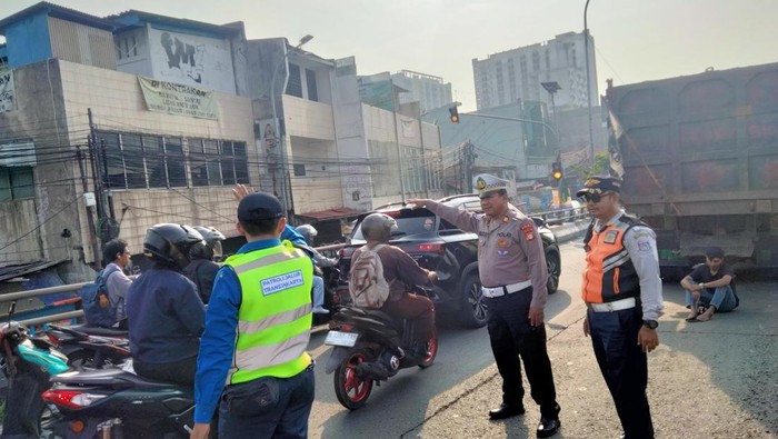Lalin flyover Ciputat arah Jakarta macet gara-gara truk mogok.