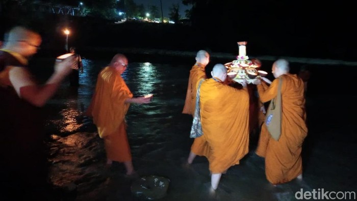 Suasana larung pelita yang berlangsung di Sungai Progo, Brojonalan, Borobudur, Kabupaten Magelang, Rabu (11/6/2025) malam.