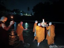 Khidmatnya Larung Pelita di Sungai Progo Magelang