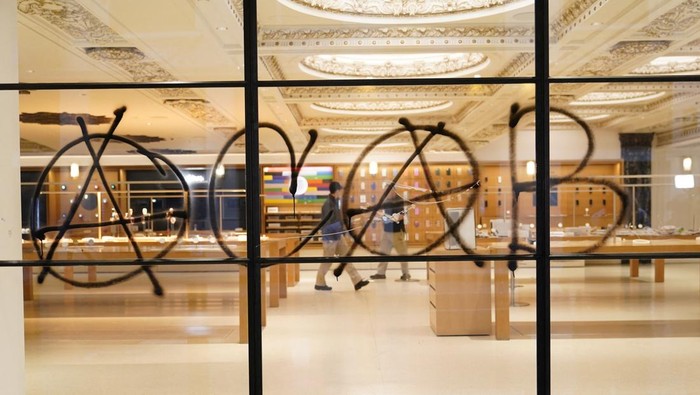 Los Angeles Rusuh, Toko-toko Dijarah Graffiti is sprayed at an Apple store which was looted following days of protests against federal immigration sweeps and the deployment of the California National Guard and U.S. Marines, in downtown Los Angeles, California, U.S., June 10, 2025. REUTERS/David Ryder