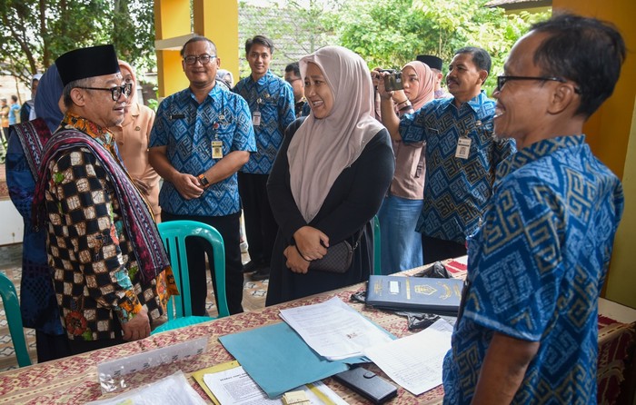 Mendikdasmen Abdul Mu'ti tinjau SPMB di Jepara, Jawa Tengah Mendikdasmen Abdul Mu'ti tinjau SPMB di Jepara, Jawa Tengah