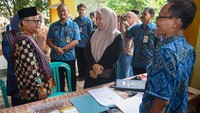  Menteri Pendidikan Dasar dan Menengah (Mendikdasmen), Abdul Mu’ti, melakukan pemantauan pelaksanaan Sistem Penerimaan Murid Baru (SPMB) 2025 ke SMA Negeri 1 Mayong, Jepara, Jawa Tengah. Foto: (Dokumentasi Kemendikdasmen)