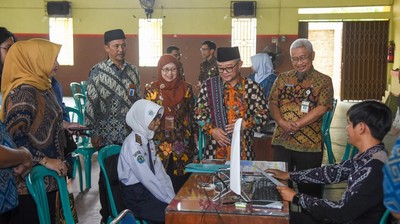 Potret Mendikdasmen Muti Tinjau Pelaksanaan SPMB di Jepara Jateng