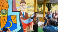 Dalam tinjauannya, Mendikdasmen melihat proses pelayanan dan verifikasi pendaftaran, berdialog dengan operator sekolah, serta menyapa siswa dan orang tua yang tengah mengantre. Di antara mereka tampak orang tua yang mendaftarkan anak dengan kebutuhan khusus melalui jalur afirmasi disabilitas, serta sejumlah siswa yang mengajukan pendaftaran lewat jalur domisili dan prestasi. Foto: (Dokumentasi Kemendikdasmen)
