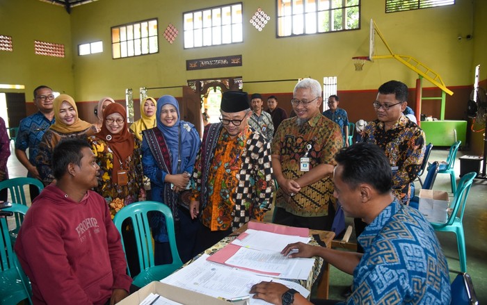 Mendikdasmen Abdul Mu'ti tinjau SPMB di Jepara, Jawa Tengah