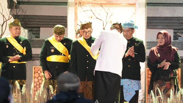 Menteri Kebudayaan RI Fadli Zon menerima Gelar Warga Kehormatan Sesepuh Masyarakat Tengger dalam acara Resepsi Yadnya Kasada 2025