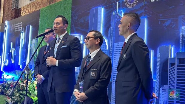 Menteri Koordinator Bidang Infrastruktur dan Pembangunan Kewilayahan (IPK), Agus Harimurti Yudhoyono (AHY) dalam konferensi pers di sela acara International Conference on Infrastructure (ICI) 2025 di Jakarta, Rabu (11/6/2025). (CNBC Indonesia/Martyasari Rizky)