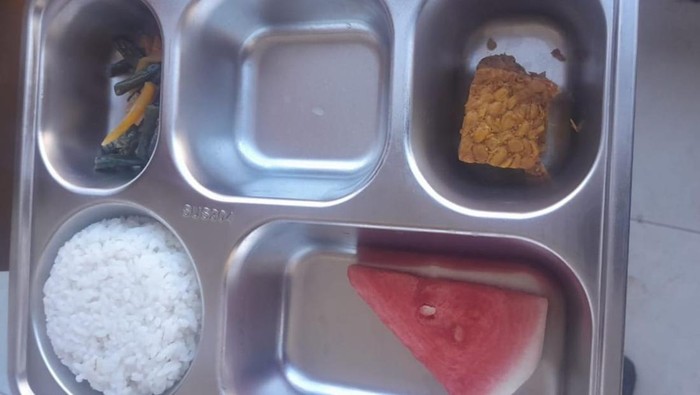Seporsi menu MBG di SDK Ruteng IV Fransisca Nurhaina, Selasa (10/6/2025).