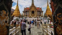 Wisatawan memadati halaman Grand Palace Bangkok, terpukau oleh kemegahan kompleks kerajaan yang berdiri sejak abad ke-18. Foto: REUTERS/Athit Perawongmetha