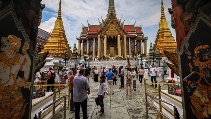Menyusuri Megahnya Grand Palace Bangkok Tourists are seen inside the Grand Palace, one of the favourite tourist spots in Bangkok, Thailand, May 20, 2025. REUTERS/Athit Perawongmetha