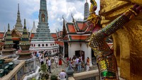 Para pengunjung berjalan perlahan menikmati arsitektur klasik Siam yang elegan di setiap sudut Grand Palace, simbol kebanggaan bangsa Thailand. Foto: REUTERS/Athit Perawongmetha