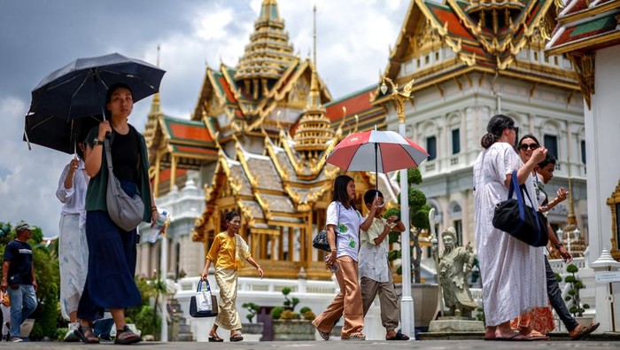 Menyusuri Megahnya Grand Palace Bangkok Tourists are seen inside the Grand Palace, one of the favourite tourist spots in Bangkok, Thailand, May 20, 2025. REUTERS/Athit Perawongmetha