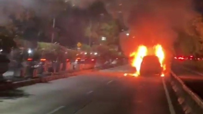 Mobil terbakar di Jalan S Parman Slipi