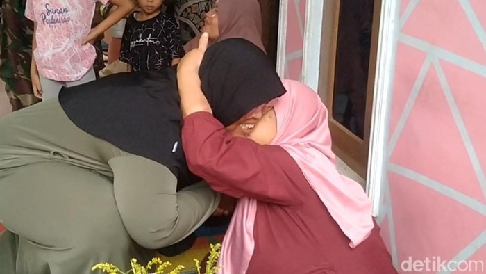 Moment pertama kali Desiree dan suaminya berkunjung ke rumah Casriyah di Desa Logandeng, Kecamatan Karangdadap, Kabupaten Pekalongan, Rabu Sore (11/6/2025)