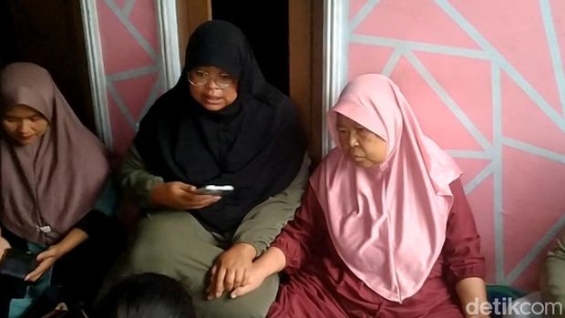 Moment pertama kali Desiree dan suaminya berkunjung ke rumah Casriyah di Desa Logandeng, Kecamatan Karangdadap, Kabupaten Pekalongan, Rabu Sore (11/6/2025).