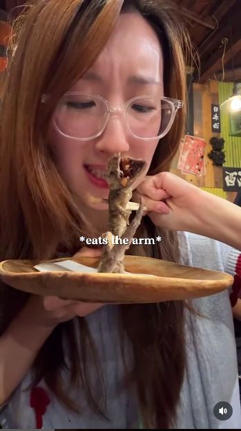 Ngeri! Konten Kreator Jepang Berani Makan Tokek Goreng Utuh