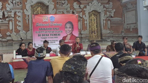 Ni Luh Djelantik saat reses di Banjar Temesi, Desa Temesi, Kecamatan Gianyar, Selasa (10/6/2025). (Ni Komang Ayu Leona Wirawan)