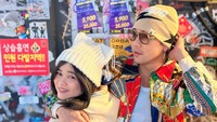 Dilihat di Instagram, Rabu (11/6/2025), Denny Sumargo tampak memberi kejutan ulang tahun berupa kue dan buket bunga mawar ke Olivia Sumargo. Selamat ulang tahun Olivia Sumargo. Aku gak punya kado macam-macam, aku cuma satu buket bunga untuk istri terbaik, ujarnya. (Foto: dok Instagram)